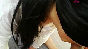 Skutočná hotwife cuckold trojka v hotelovej izbe