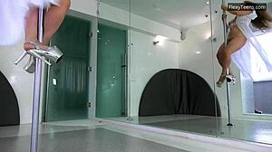 ناتاشا فانك السمينة تعرض تمارين كسها المرنة