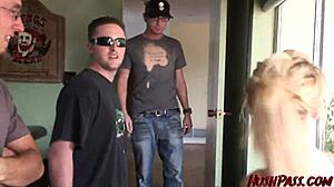 カレッジの姉妹たちがワイルドなフラットパーティーでチンポを支配