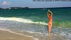 Fantastisk blondine med store bryster blottet alt på stranden