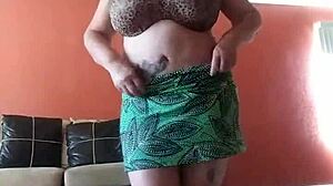 Amateur Plays With Toy And Cums