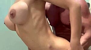 Todellinen pari villiintyy höyryävässä suihku-aktiossa