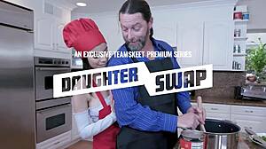 와! 젊은 의붓여동생, 내기 져서 의붓오빠 빨며 격한 액션!