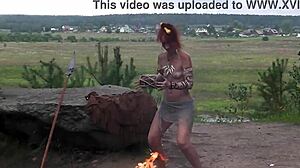 Historia de la Edad de Piedra de amateurs bailando solos en naturaleza al aire libre