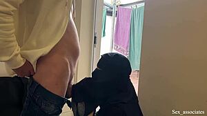 عرض قضيب علناً لجارة مسلمة حامل 18+ في نقاب في الهواء الطلق