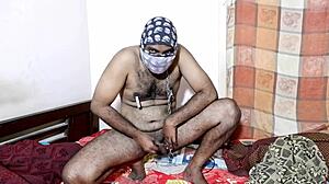 The man saw deep into the chain on the bed