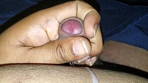 Seja drkanja majhnega kurca z intenzivnim bližnjim posnetkom