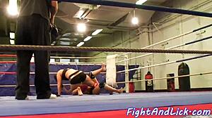 Dominant lesbisk brottar snygg tjej till underkastelse!