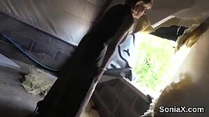 неверная английская милф леди Sonia выставляет свои огромные буфера