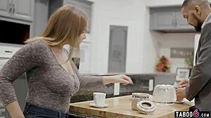 가슴 큰 카우치서퍼가 도둑질하다 걸려서 호스트에게 당했어