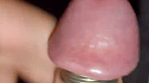 Ифослейв доминирует снова с интенсивной игрой с кольцом на члене в дикой соло-сессии