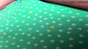 Milf com Buceta Molhada Se Masturba até Orgasmo Real em Calcinhas Encharcadas. Poça de Muco Pinga Enquanto Ela Dedilha Seu Grande Clítoris Forte