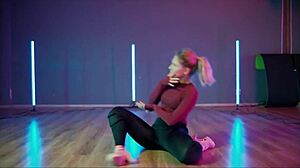 i'm watchin dariana fit do a sexy strip dance