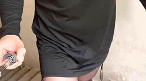 Кроссдрессинг-экспозиция в офисной лестнице с карандашной юбкой и черными чулками на работе