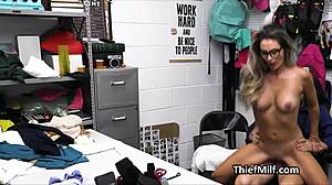 מילף עם ציצים יפים נחנקת בדיפטרוט. זיון קשה במשרד אחורי אחרי סטריפטיז