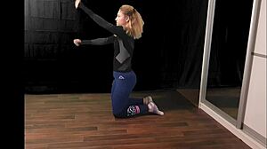 i'm watchin dariana fit do a sexy strip dance