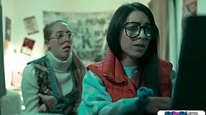 Kåta tekniknördar bygger vild sex-milf för action