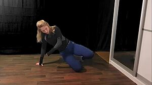 i'm watchin dariana fit do a sexy strip dance