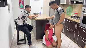 Madrastra ama de casa se vuelve una zorra traviesa para su hijastro en POV casero