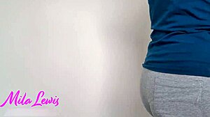 타이트 레깅스 입은 블론드 베이비가 야외에서 패드와 함께 걷다