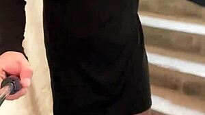 Кроссдрессинг-экспозиция в офисной лестнице с карандашной юбкой и черными чулками на работе