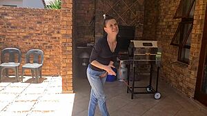 尿急忍不住，在户外抽烟时尿湿了妈妈牛仔裤，真狼狈！😅