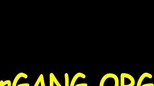 Hé, regarde cette beauté se faire baiser dur en public !