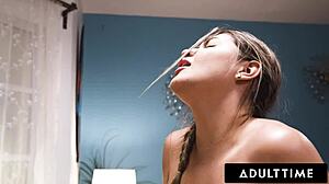 Adult Time - BFFs første lesbiske sex kompilasjon med Angela White og Alina Lopez!