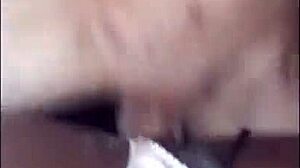 Me siento sucia en bragas de satén negro, agachada para mamada ebony en tacones