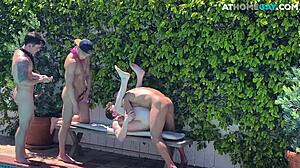 アマチュア筋肉スタッドがプールサイドでベアバックオーギー