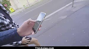 可愛い小柄なアジア娘が白人チンポで激しいハードコアを喰らう！