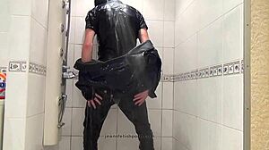 Der Master In Blue Jeans Wascht Sich Im Bad