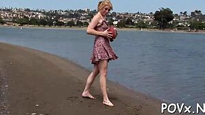 Subtiele meid 18+ rijdt op enorme pik