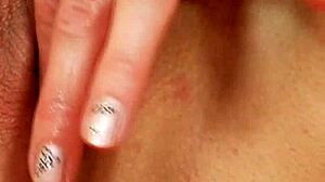 Gealterte Amateurfrau rammt großen schwarzen Dildo tief hinein