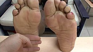 Ne morem upreti seksi črnim stopalom, ki drgnejo moj bel kurac na črni stopalski patrulji 3