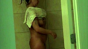 Onu duşta yakaladım