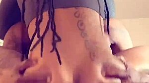 에보니 엉덩이가 거대한 흑인 자지 세게 받음