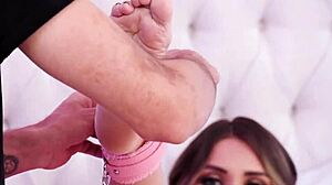 Sara Blonde, latina cachonda, se mete en juego sado