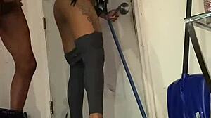 에보니 엉덩이가 거대한 흑인 자지 세게 받음