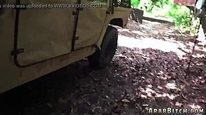 阿拉伯医生在医院房间里检查娇小的18+少女病人为了口交乐趣