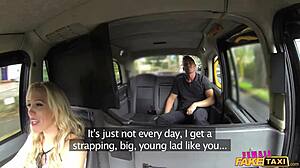 女假出租车消防水管在狂野骑行中被抽干