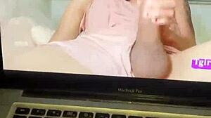 Shemale naidaa tyynyä ja tulee kovaa!