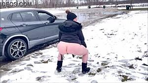 Zimní nudista přistižený nahý na pláži!