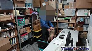 할아버지가 감정적인 18+ 브루넷 청년 첫 크림파이 타기