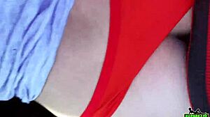 브라질리안 이모 커플이 공공 거리에서 세게 박아.