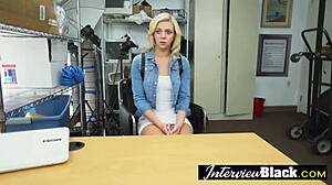 छोटी ब्लॉन्ड युवती बड़ी ब्लैक लंड को मुंह में चाहती है वाइल्ड एक्शन के लिए!