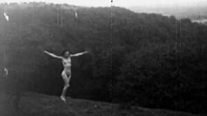 Zpět v roce 1943, holka a žena se svlékly pro zpomalenou akci na pláži.