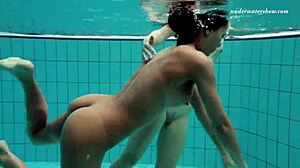 Dua lesbian seksi goda bawah air di kolam pantai