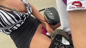 Remaja 18+ masturbasi di muka umum di motor, squirt dari kegembiraan