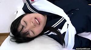 日本のKonohaが制服でデカ尻を見せつけて驚愕